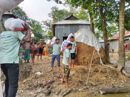 বন্যার্তদের মাঝে উপহার সামগ্রী বিতরণ।