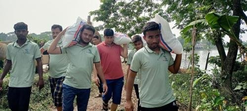 বন্যার্তদের মাঝে উপহার সামগ্রী বিতরণ।