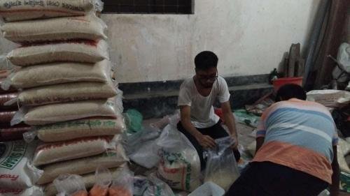 বন্যার্তদের মাঝে উপহার সামগ্রী বিতরণ।