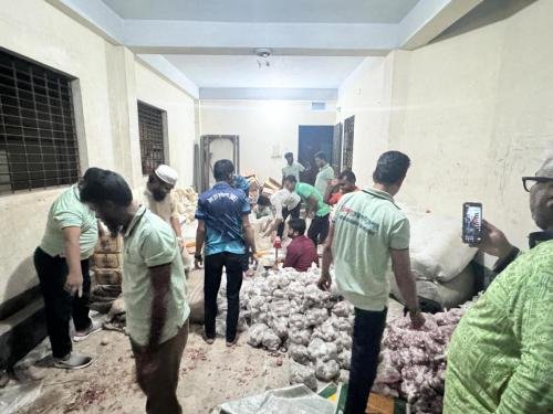 বন্যার্তদের মাঝে উপহার সামগ্রী বিতরণ।